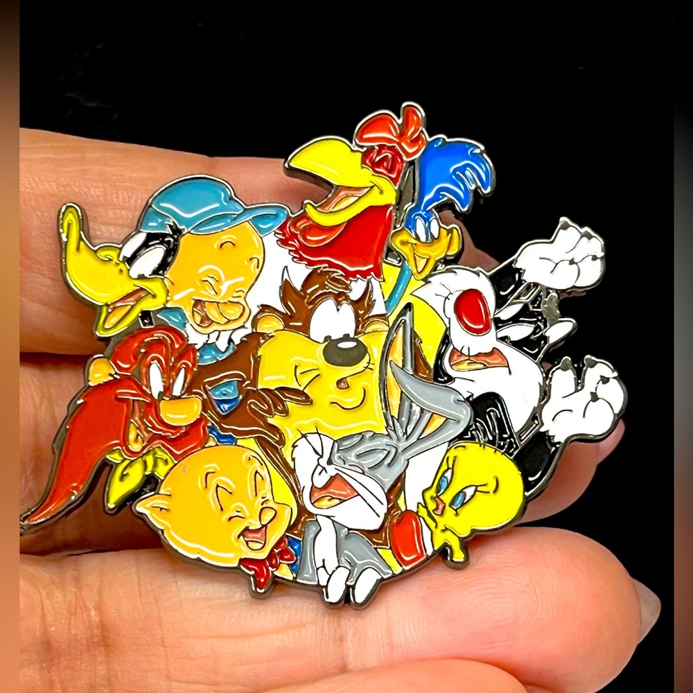 large Looney tunes  cast TV cartoon series pin/brooch-lapel